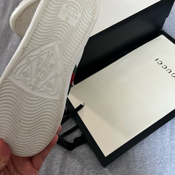 Gucci White Sneakers with Green and Red Accents - Picture 11 of 11